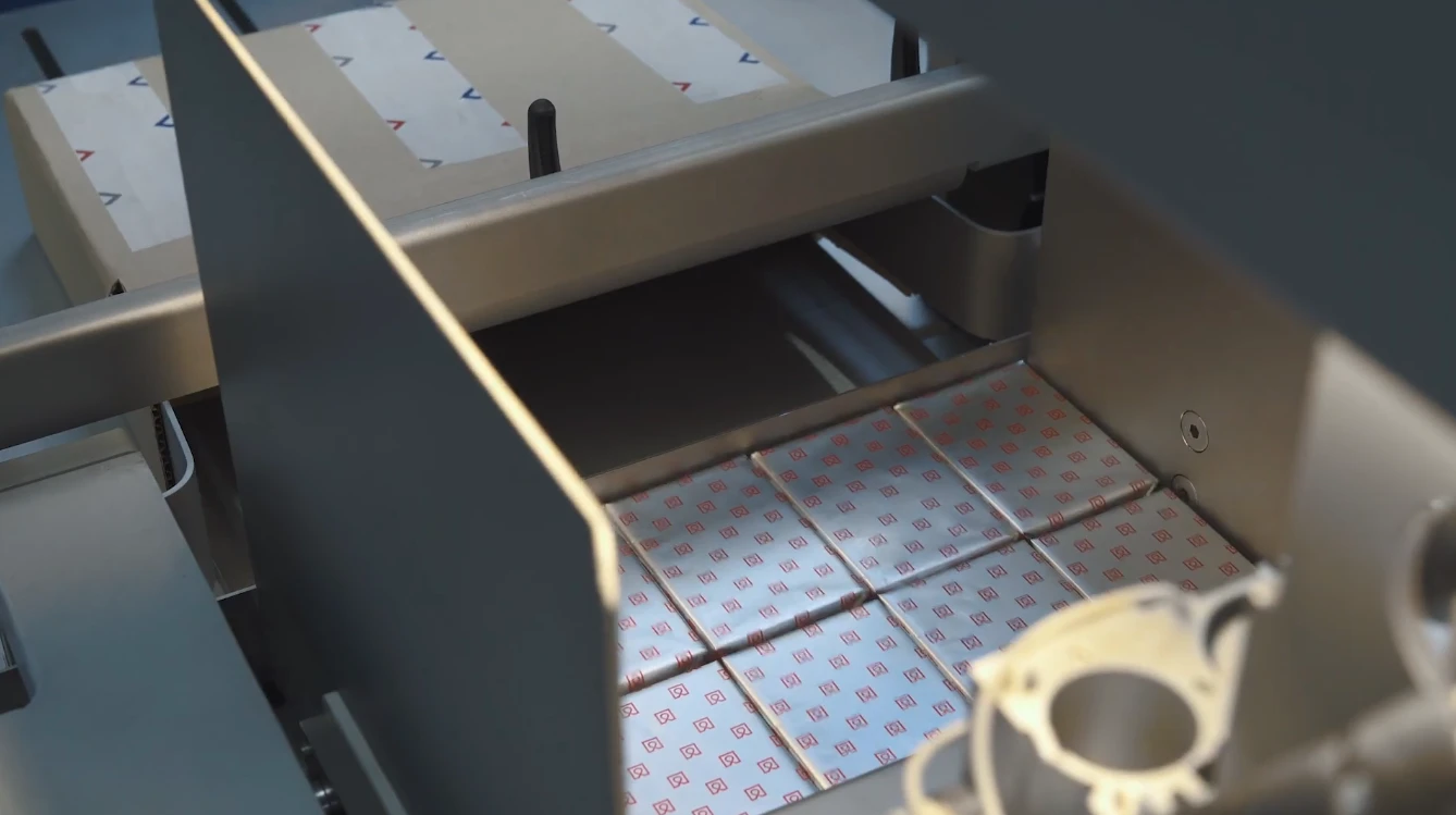 Sistema de agrupado y deposición automática de barras en cajas de cartón